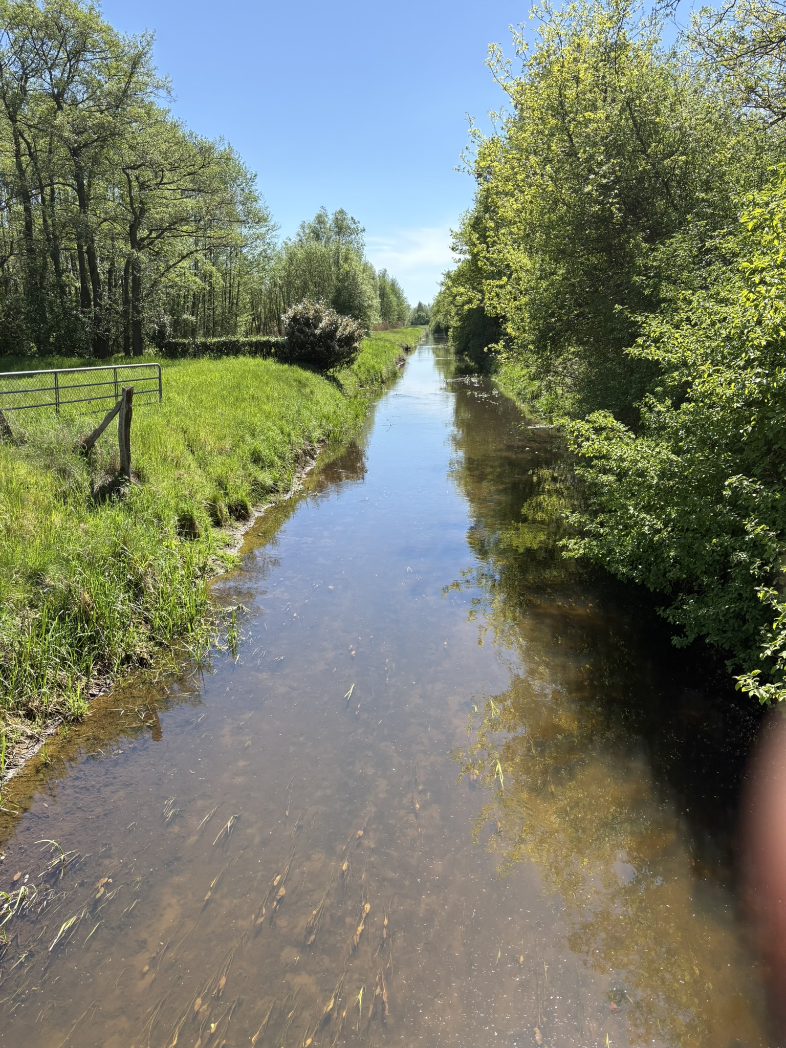 Kanal durch Grünland Niedersachsen